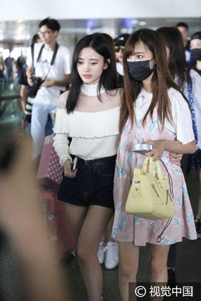 鞠婧祎与张艺兴录节目引粉丝大撕逼 机场独自扛行李面带微笑不娇气