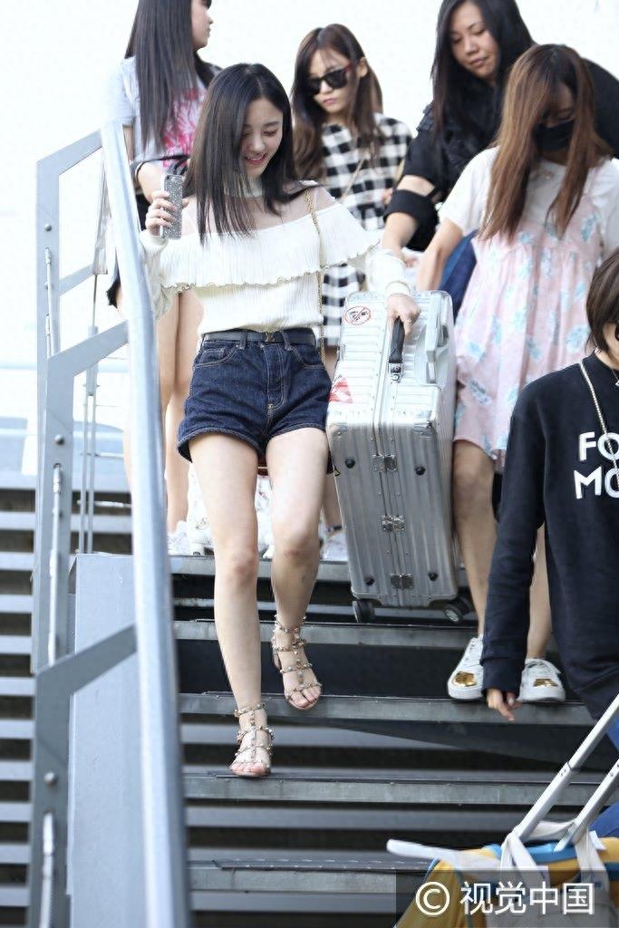 鞠婧祎与张艺兴录节目引粉丝大撕逼 机场独自扛行李面带微笑不娇气