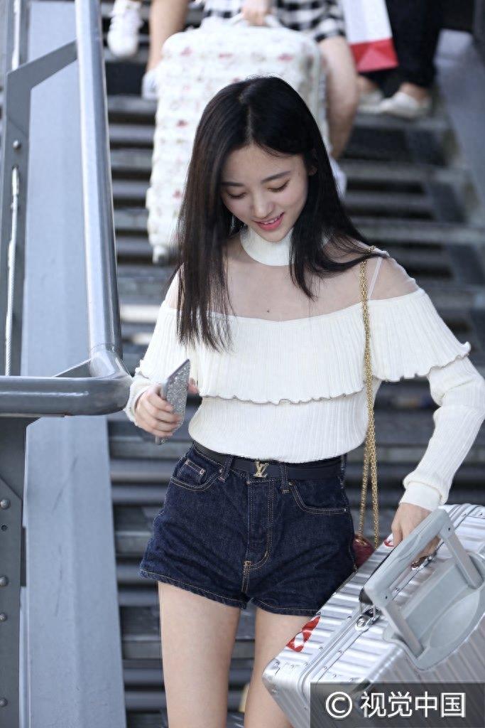 鞠婧祎与张艺兴录节目引粉丝大撕逼 机场独自扛行李面带微笑不娇气