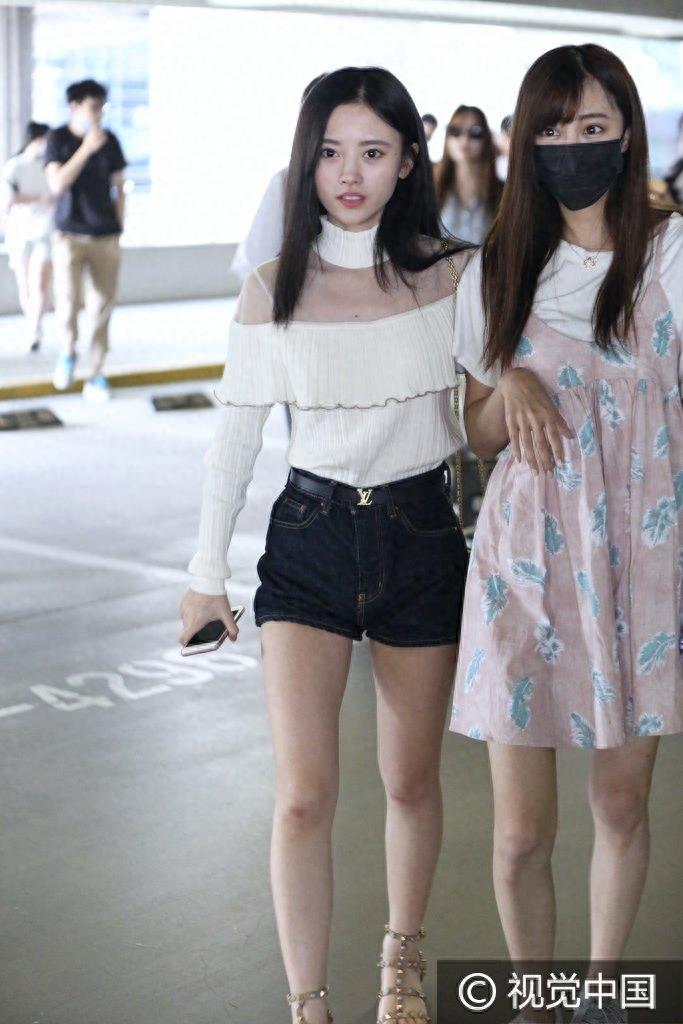 鞠婧祎与张艺兴录节目引粉丝大撕逼 机场独自扛行李面带微笑不娇气