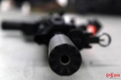 ​美国一男子家门口鸣枪庆新年遭警察击毙 遗孀：他们直接开枪，未发任何警告