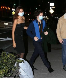 ​荷兰弟穿高跟鞋约会，仍没女友高，赞达亚勇于做自己拒绝迁就男友