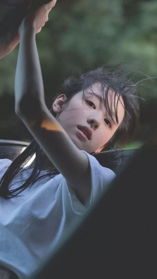 全国高校校花冠军陈都灵,出身于1993年,身高167cm,体重40kg