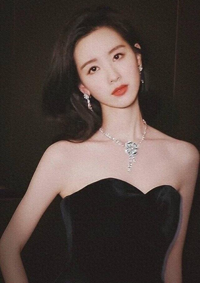 全国高校校花冠军陈都灵,出身于1993年,身高167cm,体重40kg