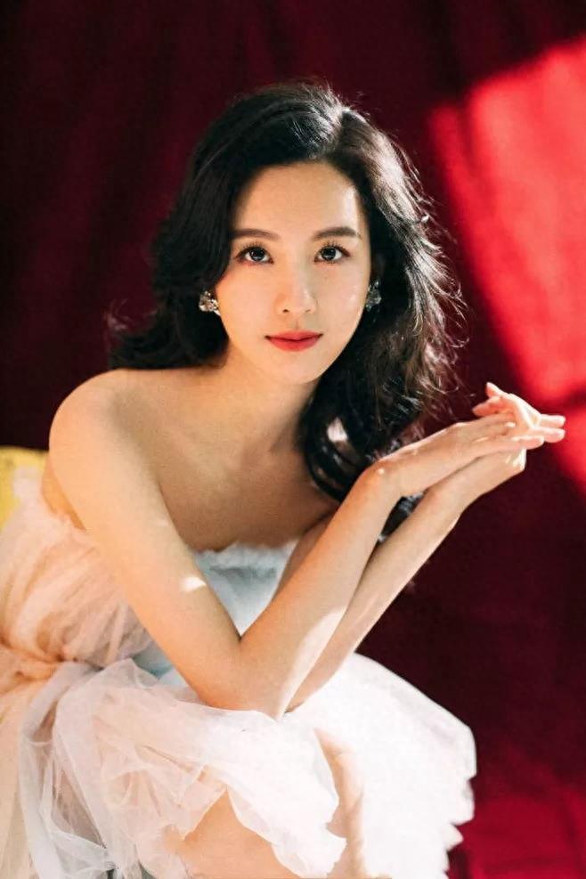 全国高校校花冠军陈都灵,出身于1993年,身高167cm,体重40kg