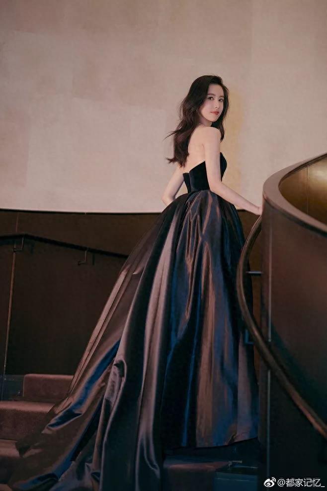 全国高校校花冠军陈都灵,出身于1993年,身高167cm,体重40kg