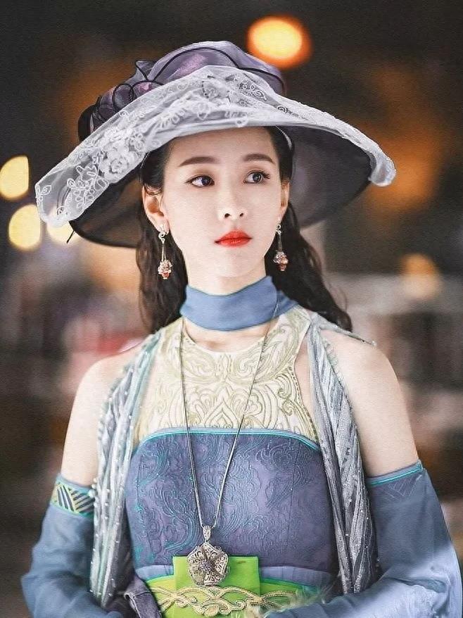 全国高校校花冠军陈都灵,出身于1993年,身高167cm,体重40kg