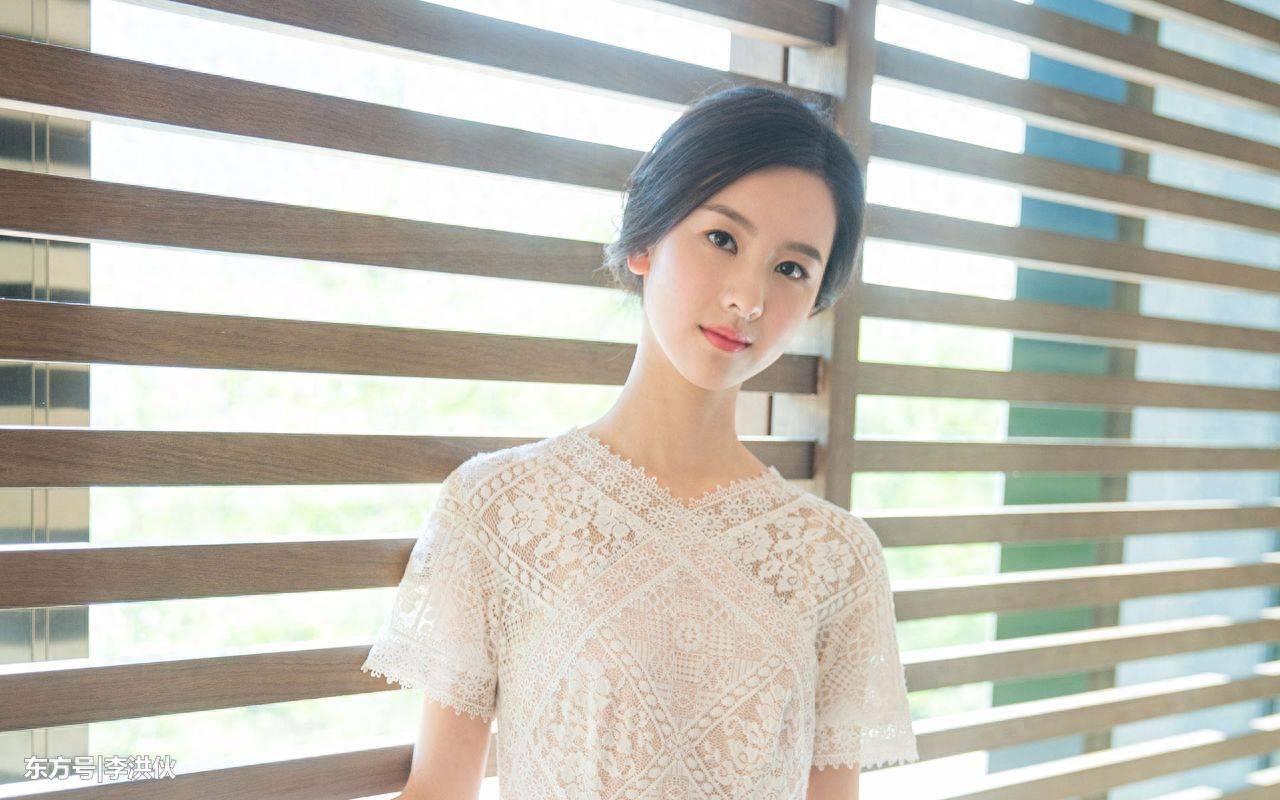 全国高校校花冠军陈都灵,出身于1993年,身高167cm,体重40kg