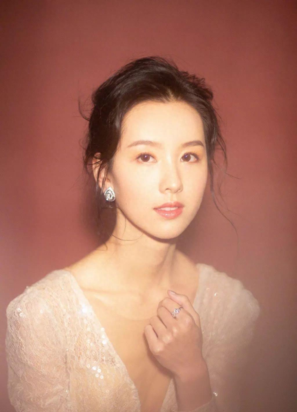 全国高校校花冠军陈都灵,出身于1993年,身高167cm,体重40kg