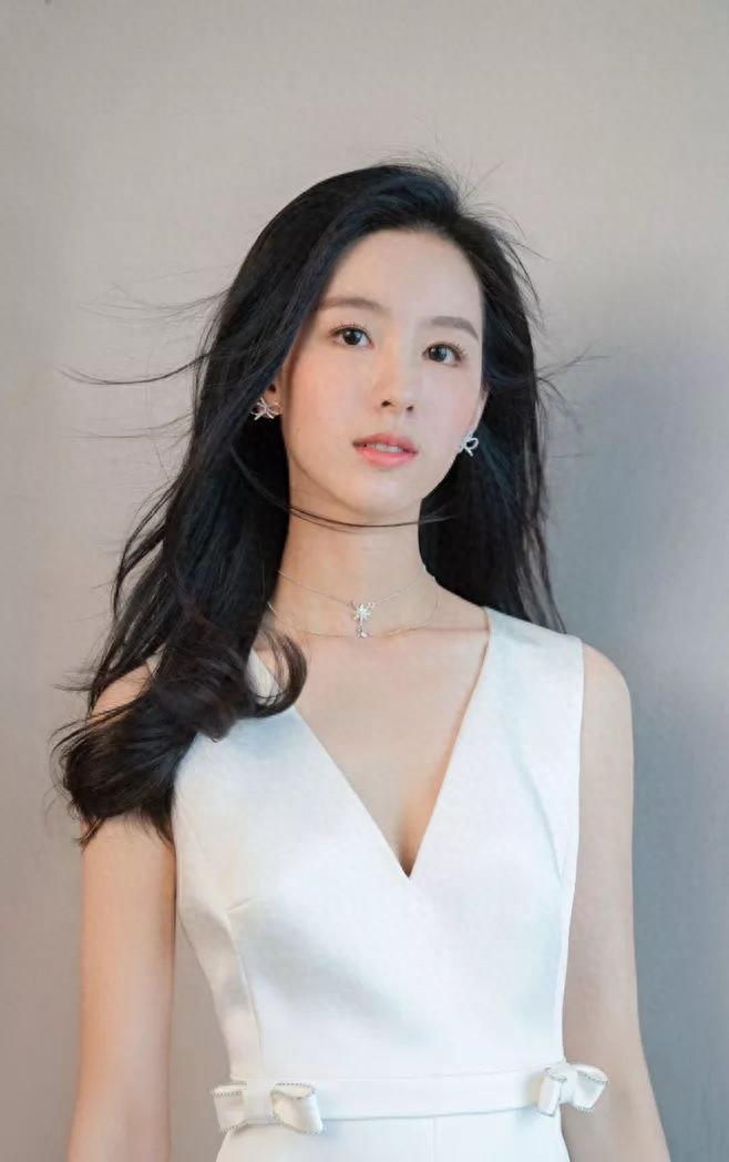 全国高校校花冠军陈都灵,出身于1993年,身高167cm,体重40kg