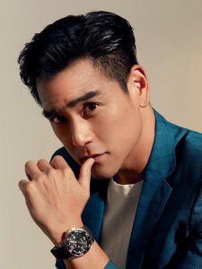 ​彭于晏重回颜值巅峰，网友画展偶遇，穿着低调身高180十分抢眼