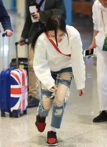 ​李小璐平地摔蠢萌笑场，但她的破洞牛仔裤+渔网袜却更亮瞎！杨幂热巴宋茜都穿