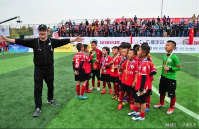 ​金志扬评足球小将：比你们大的已没希望！网友却为他们打嘴仗