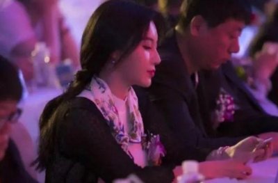 ​她被称为足球宝贝，因身材火辣走红，25岁开娱乐公司当董事长