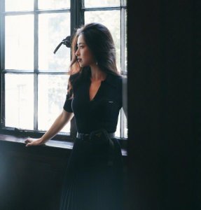 ​生活中优雅妩媚的女人，造型上多半有3个相似之处，并非只看长相