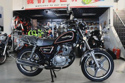 ​实拍万元神车之豪爵铃木GN125