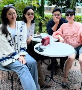 ​吕良伟儿子庆祝生日罕露脸，身材肥胖长相憨厚，与美女合照略害羞