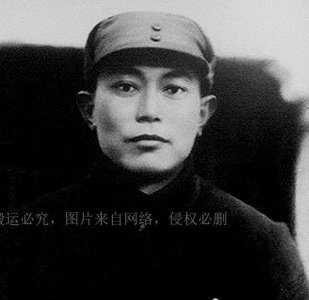 ​他24岁当红军军政委，55年放弃大将军衔，晚年职务比元帅还高