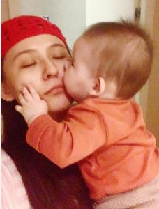 ​34岁女星热依扎微博官宣产女 网友却更好奇孩子父亲是谁