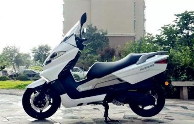 ​单缸水冷，配三盘刹，贝纳利250升级版意想不到的经济踏板车