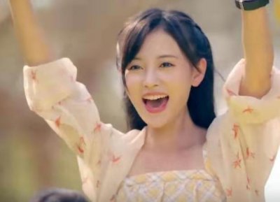 ​SNH48沙滩泳装MV，看到鞠婧祎的全身照，粉丝疯狂亲屏