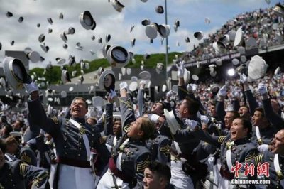 ​美国西点军校毕业典礼 华裔毕业生欢庆