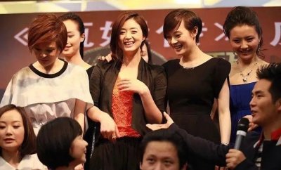 ​甄嬛传剧组旧照曝光，孙俪漂亮，谭松韵可爱，被娘娘的现代装美到