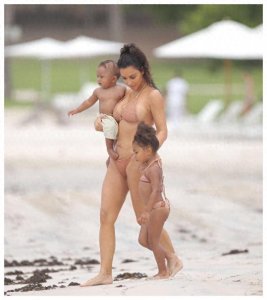 ​穿比基尼的金卡戴珊身材什么样？看了你会吃惊