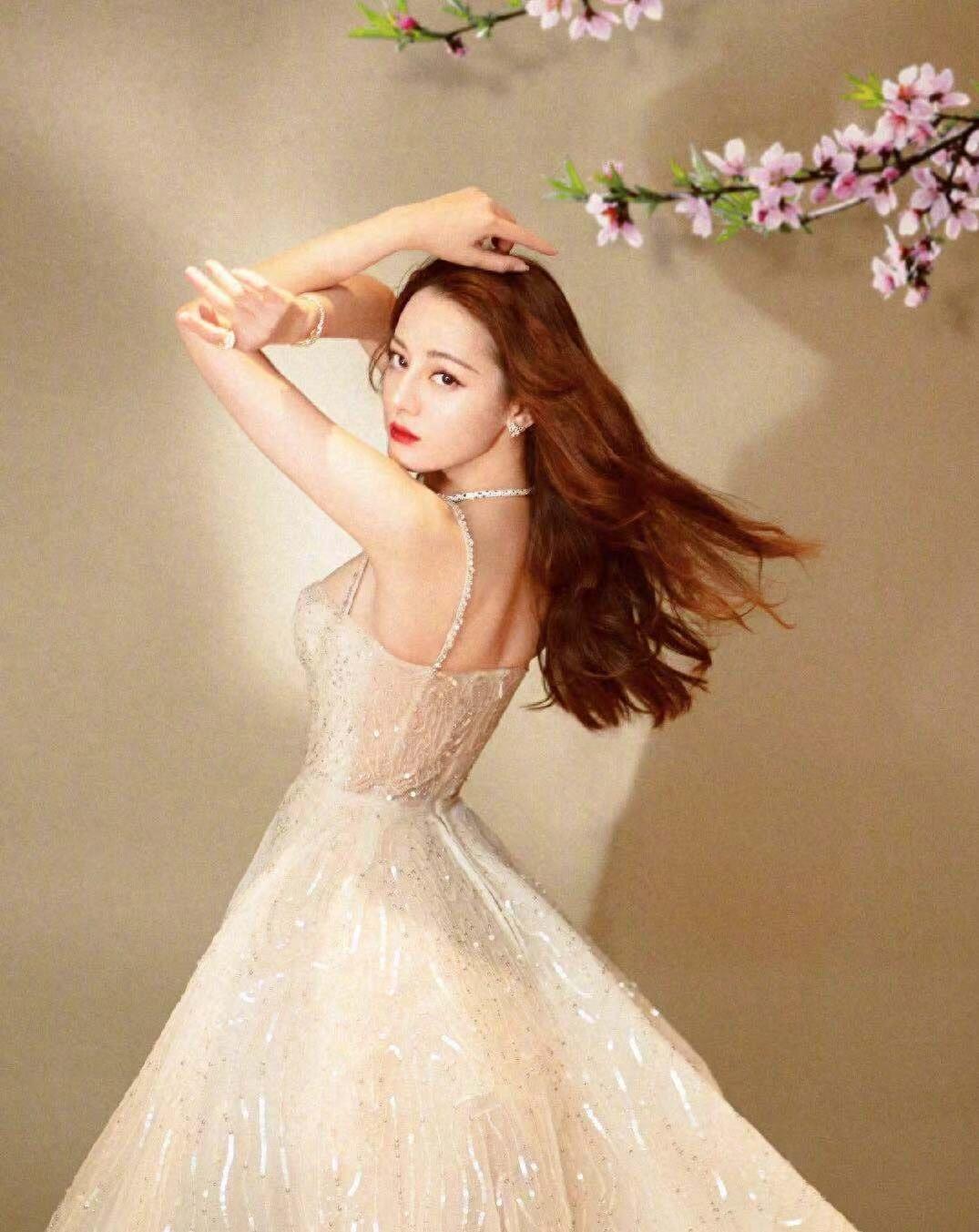 迪丽热巴微博晒美照，五官深邃，身材凹凸有致，妩媚动人