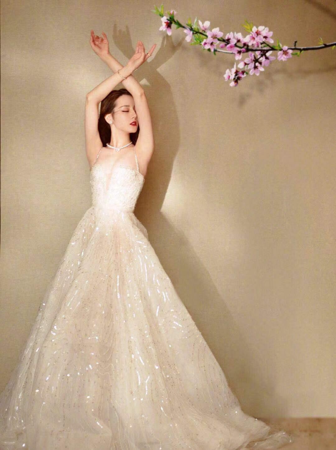 迪丽热巴微博晒美照，五官深邃，身材凹凸有致，妩媚动人