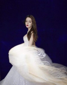 ​迪丽热巴微博晒美照，五官深邃，身材凹凸有致，妩媚动人