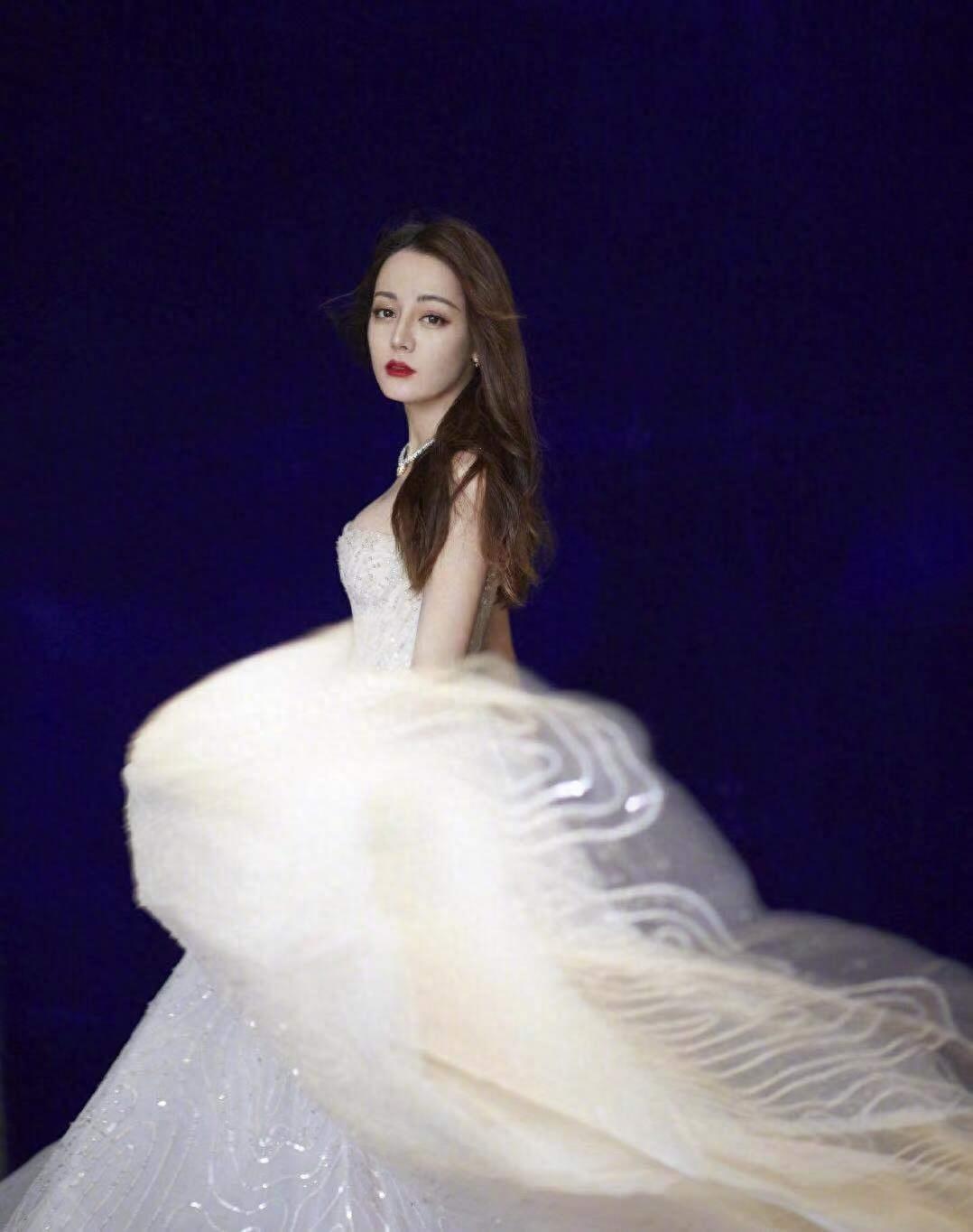 迪丽热巴微博晒美照，五官深邃，身材凹凸有致，妩媚动人