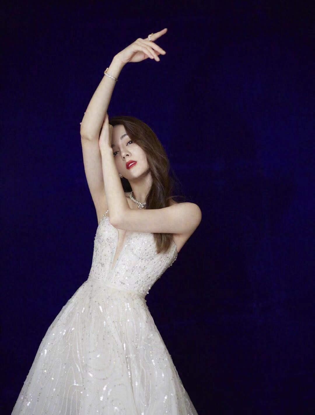 迪丽热巴微博晒美照，五官深邃，身材凹凸有致，妩媚动人