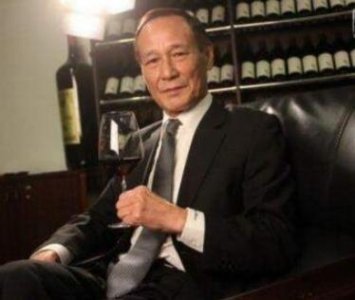 ​2002年，陈宝莲“惨死”楼下，目击者称：死前曾想抓住窗框