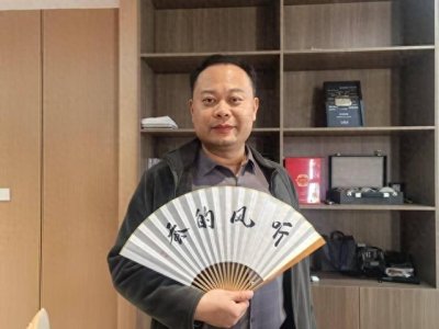 ​5千万粉丝的失眠搭子，“斜杠检察官”为啥叫“听风的蚕”