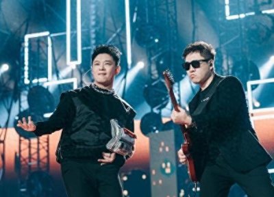 ​老舅宝石父亲节晒一家大合照，妻子酷似张柏芝！10岁儿子卷发帅气