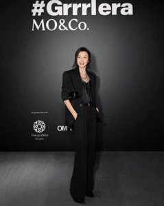 ​60岁张曼玉罕见近照曝光，惊艳全网！网友：每一根皱纹都皱得恰到好处