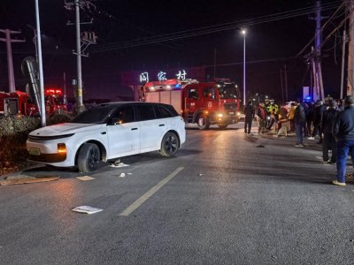 ​滨州：车祸致一老人被卷车轮处 消防紧急救援