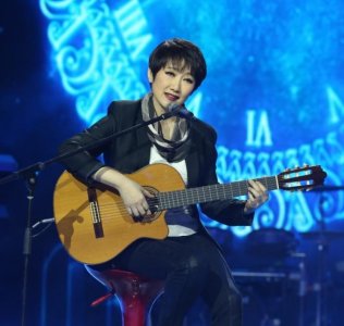 ​歌手成方圆：一婚嫁恩师，二婚嫁大12岁王刚，61岁至今不生子