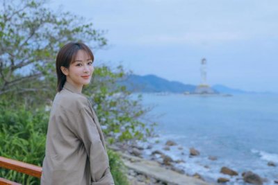 ​杨紫当老板后气场大变！穿衬衫变身女总裁，短发造型愈发霸气侧漏