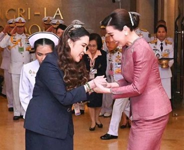 ​苏提达才是正宫！有资格搀扶朱拉蓬公主，两位年轻嫔妃只能站岗