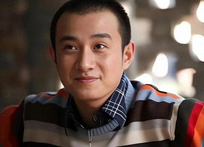 ​小男人感情生活的不稳定，更让他的人生蒙上一层阴影。