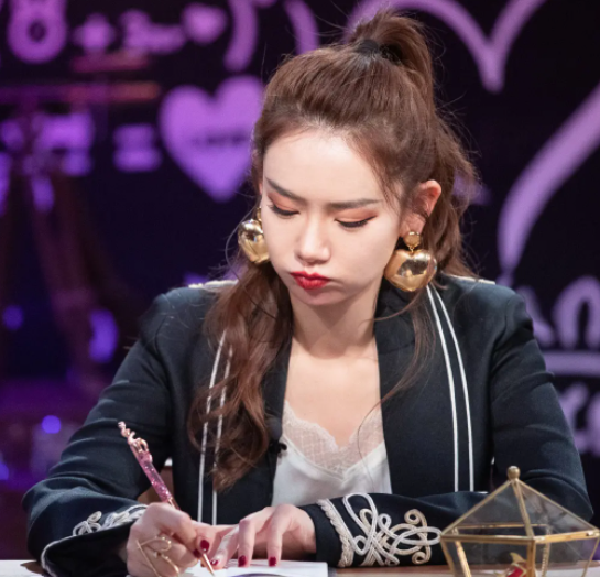 戚薇简介个人资料（“富婆”戚薇，古董香水收藏家，进口矿泉水冲奶粉，她是有何底气）