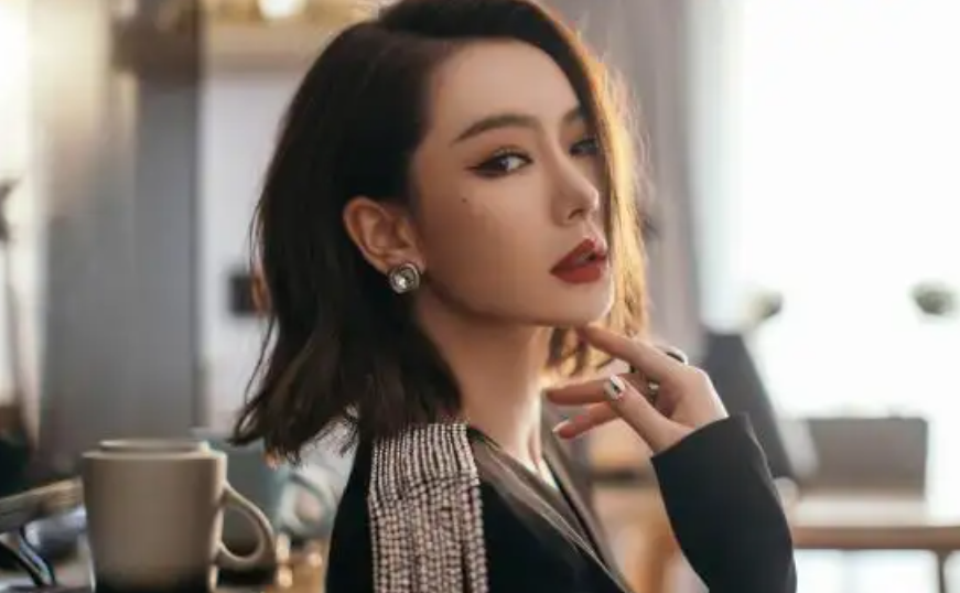 戚薇简介个人资料（“富婆”戚薇，古董香水收藏家，进口矿泉水冲奶粉，她是有何底气）