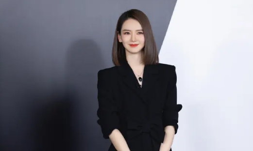 戚薇简介个人资料（“富婆”戚薇，古董香水收藏家，进口矿泉水冲奶粉，她是有何底气）