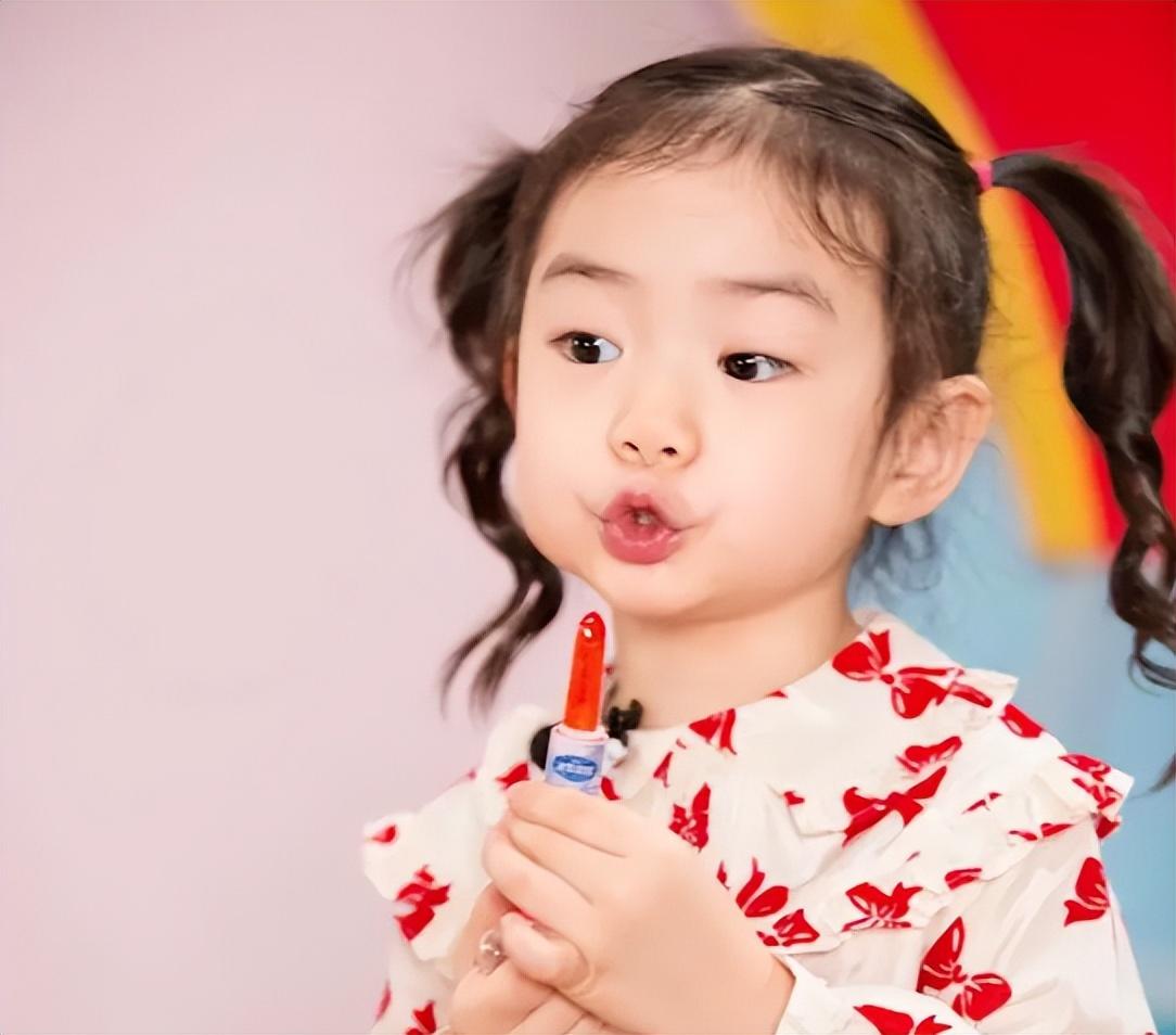 戚薇简介个人资料（“富婆”戚薇，古董香水收藏家，进口矿泉水冲奶粉，她是有何底气）