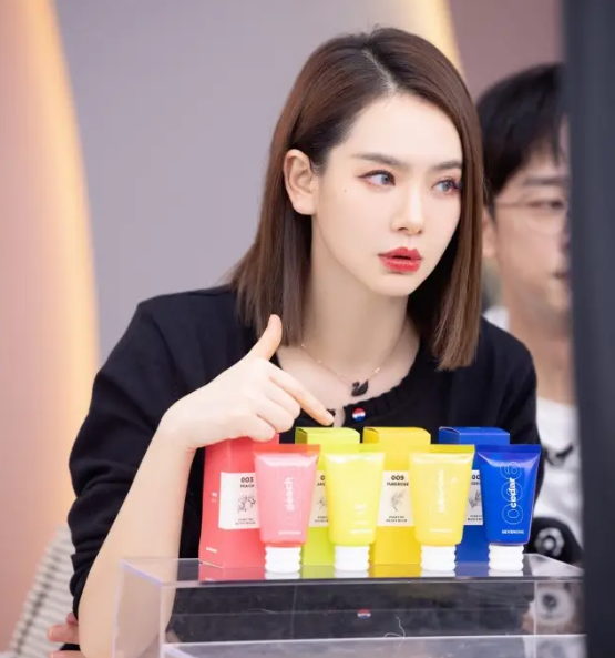 戚薇简介个人资料（“富婆”戚薇，古董香水收藏家，进口矿泉水冲奶粉，她是有何底气）