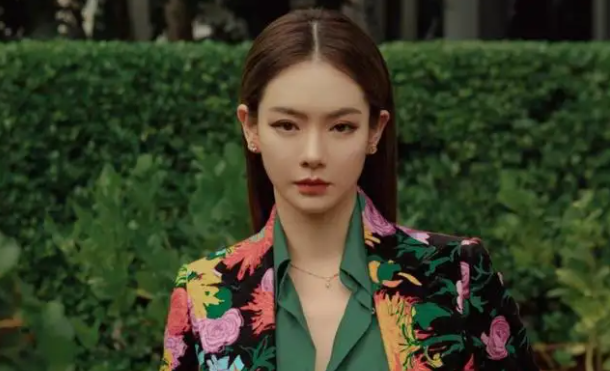 戚薇简介个人资料（“富婆”戚薇，古董香水收藏家，进口矿泉水冲奶粉，她是有何底气）