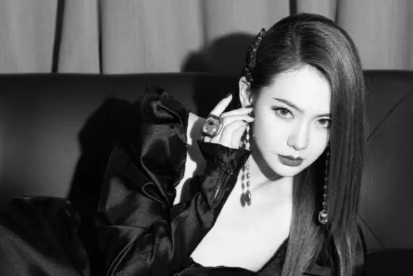 戚薇简介个人资料（“富婆”戚薇，古董香水收藏家，进口矿泉水冲奶粉，她是有何底气）