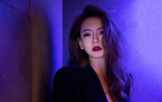 戚薇简介个人资料（“富婆”戚薇，古董香水收藏家，进口矿泉水冲奶粉，她是有何底气）